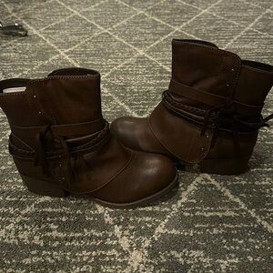 Brand new in box girls brown boots 🥾